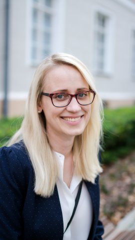 Naeratav blond naine musta jakiga