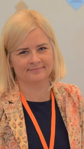 Blond naine kirju jakiga