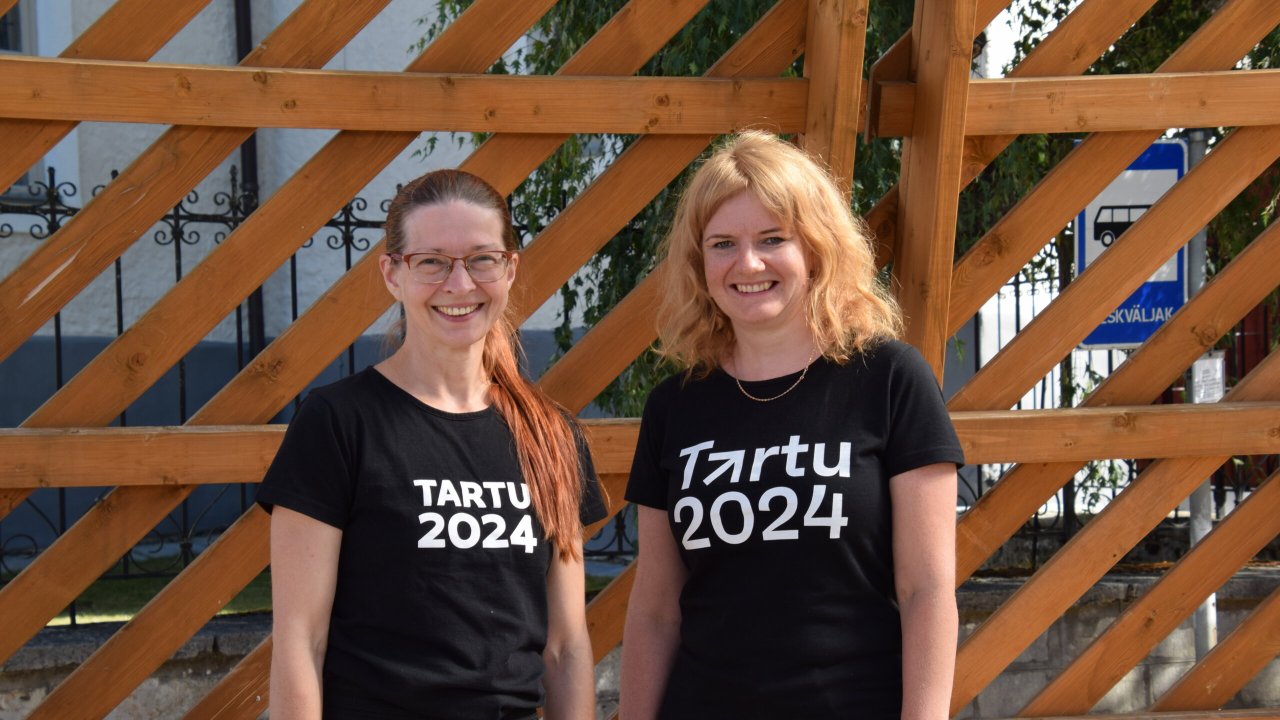 Kaks naist seisavad kõrvuti. Särkide peal on kirjas Tartu 2024
