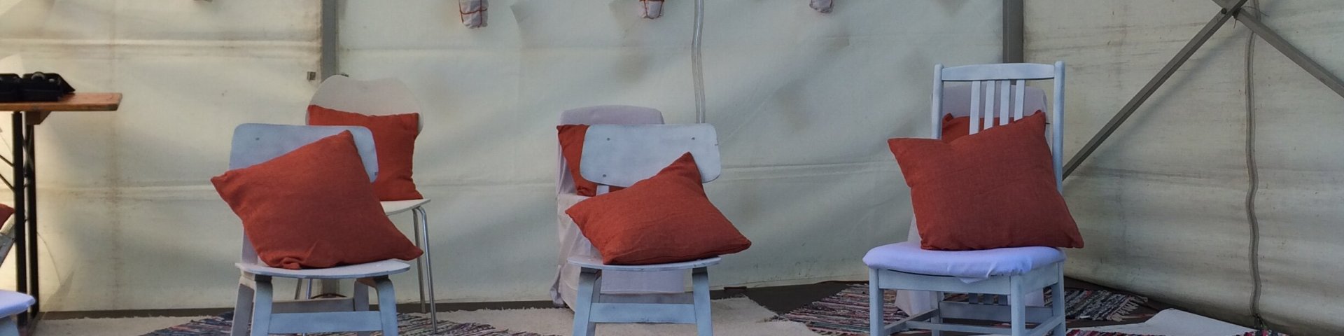 Valged toolid oranžide patjadega