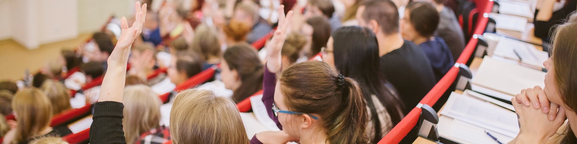 Tudengid suures auditooriumis käed ülesse tõstetud